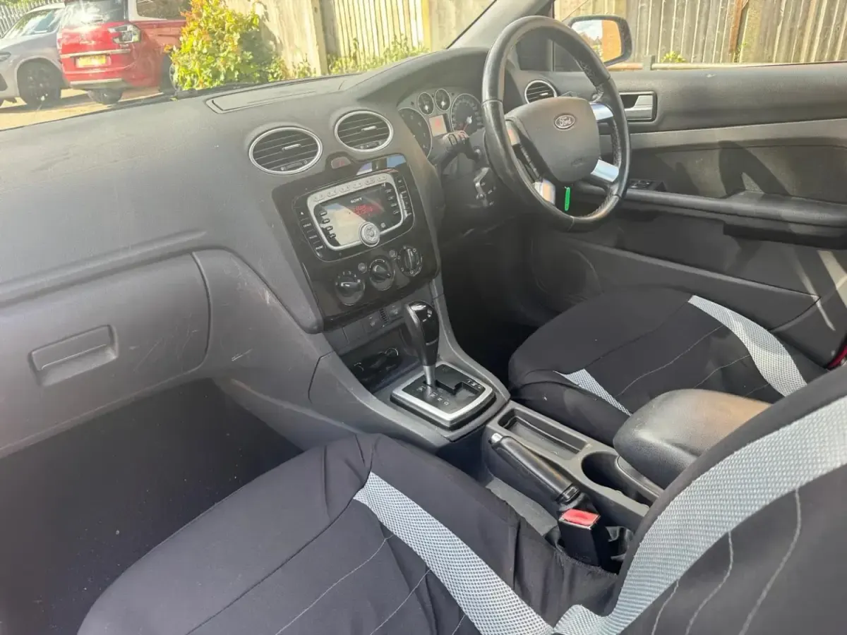 Gebraucht Ford Focus Ghia 100 PS (73 kW) 2007 Rot Kleinwagen