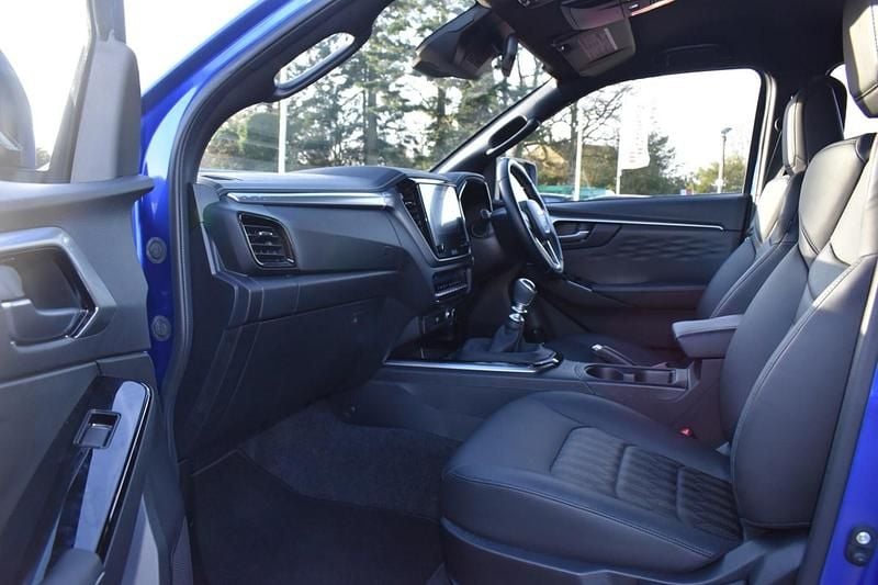 Second-hand Isuzu D-Max 163 CP (119 kW) 2025 Albastru Pickup