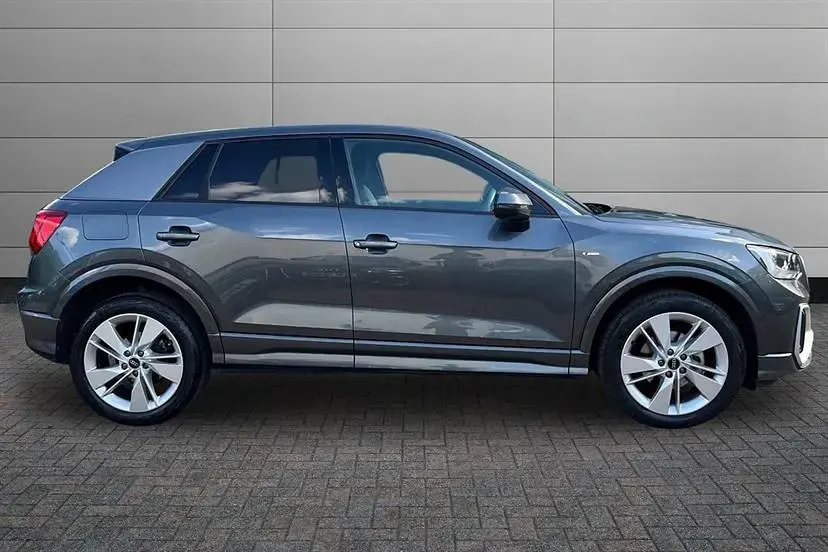 Usado Audi Q2 S-Line 150 CV (110 kW) 2025 Gris SUV