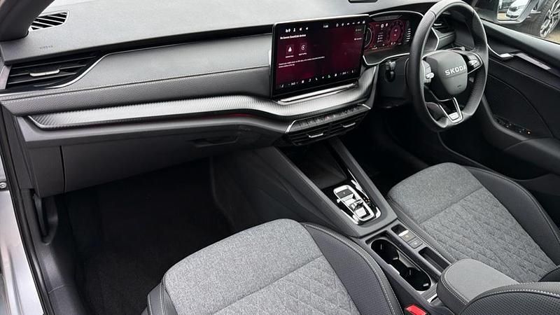 Usado Skoda Octavia SportLine 150 CV (110 kW) 2025 Plateado