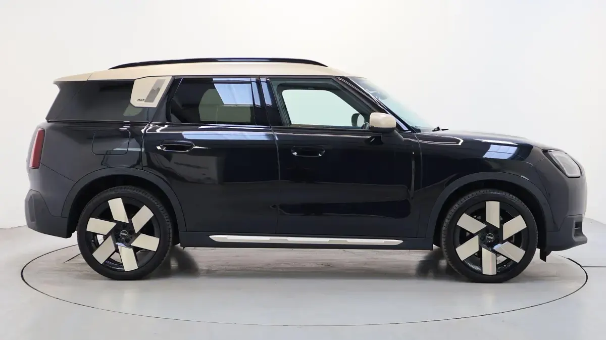 Używany Mini Countryman Exclusive 215 KM (158 kW) 2025 Czarny SUV