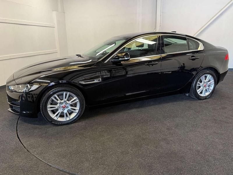 Begagnad Jaguar XE Ingenium 200 HK (147 kW) 2018 Svart Sedan