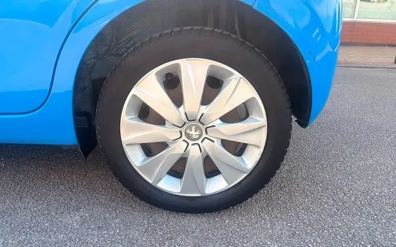 Used Peugeot 108 Active 72 HP (52 kW) 2021 Blue Hatchback