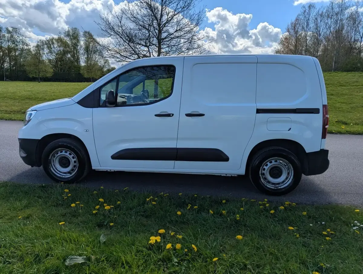 Usado Vauxhall Combo 100 HP (73 kW) 2022 Branco Monovolume