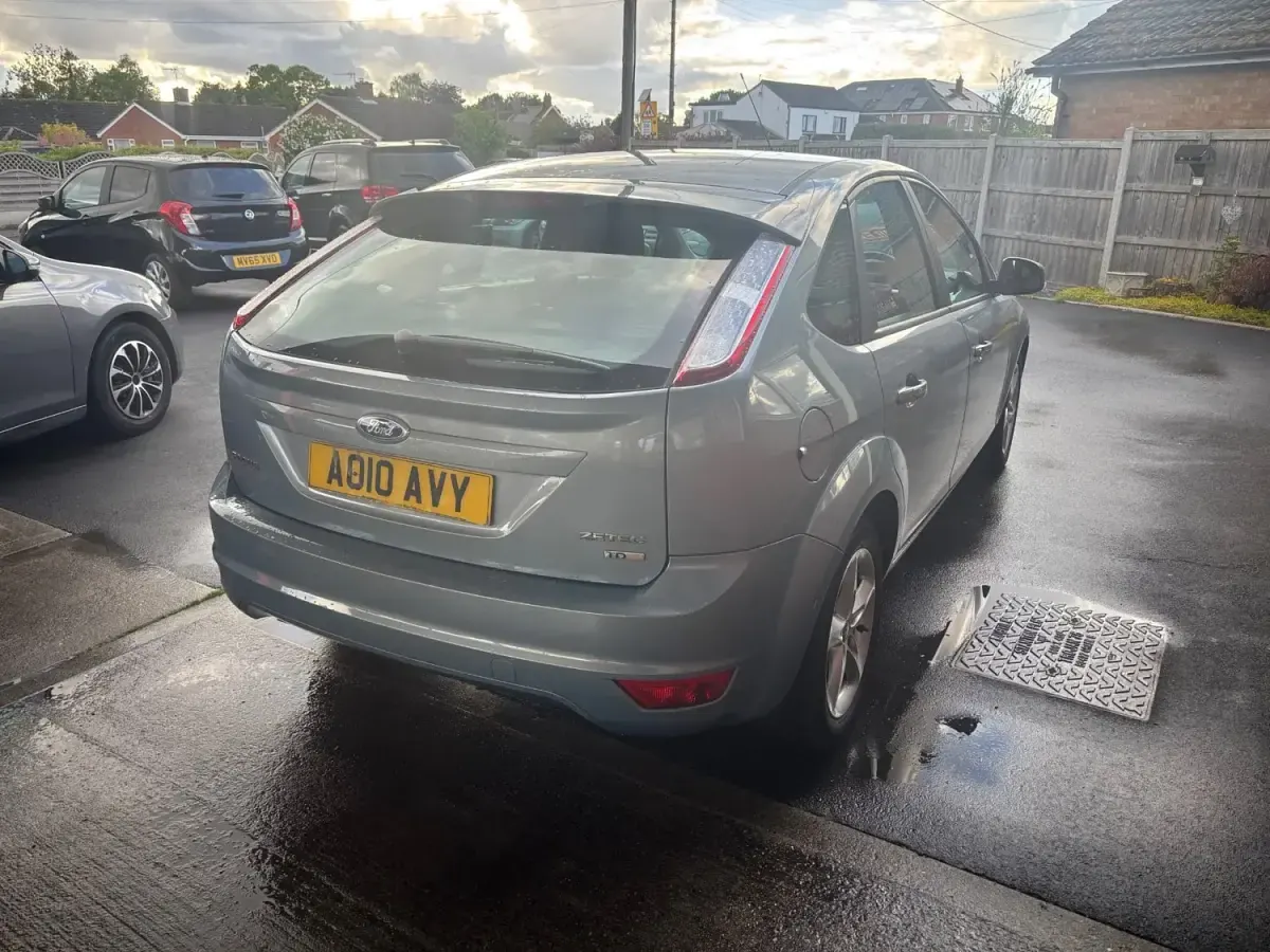 Begagnad Ford Focus Zetec 110 HK (80 kW) 2010 Blå Halvkombi