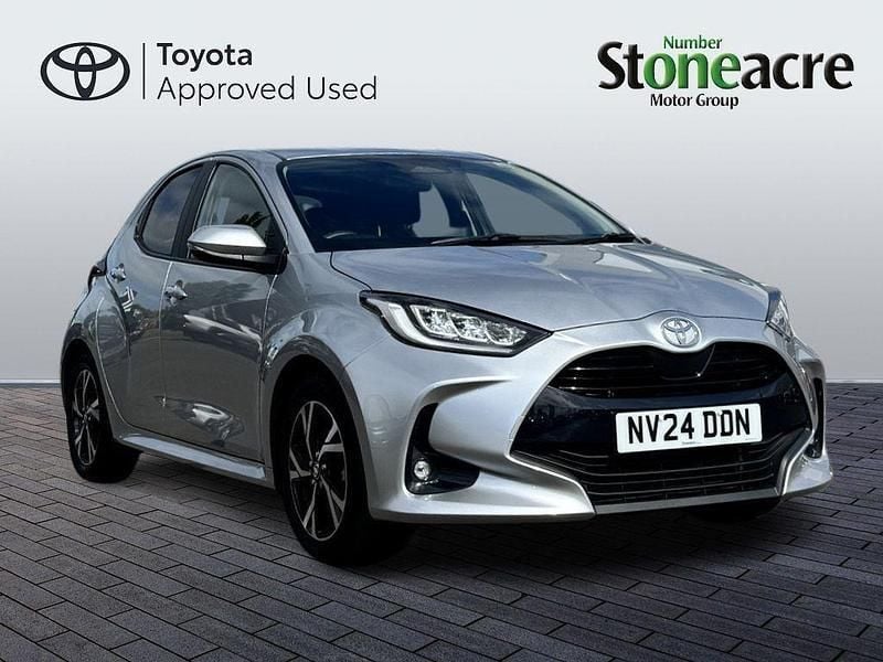 Silver Used 2024 Toyota Yaris Hybrid Design Hatchback | £18,250 (Good price) - Image 1/2