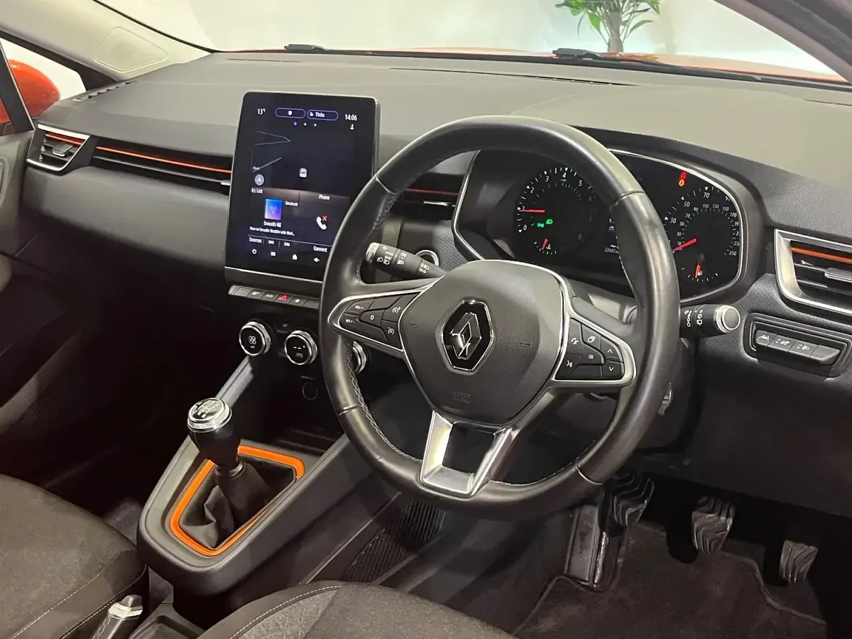 Used Renault Clio Iconic 100 HP (73 kW) 2020 Orange Hatchback