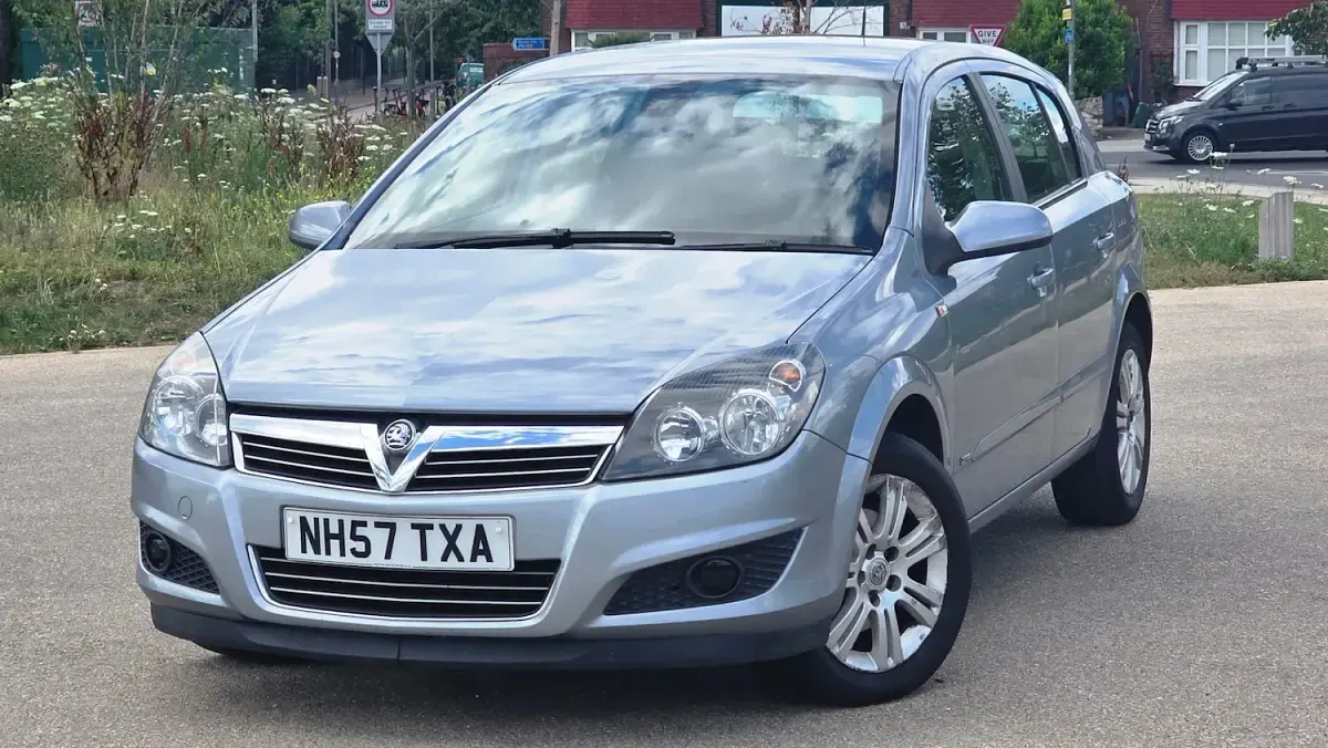 Used Vauxhall Astra Design Edition 138 HP (101 kW) 2008 Silver Hatchback