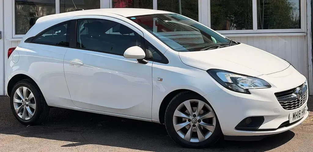 Used Vauxhall Corsa 75 HP (55 kW) 2018 White Hatchback