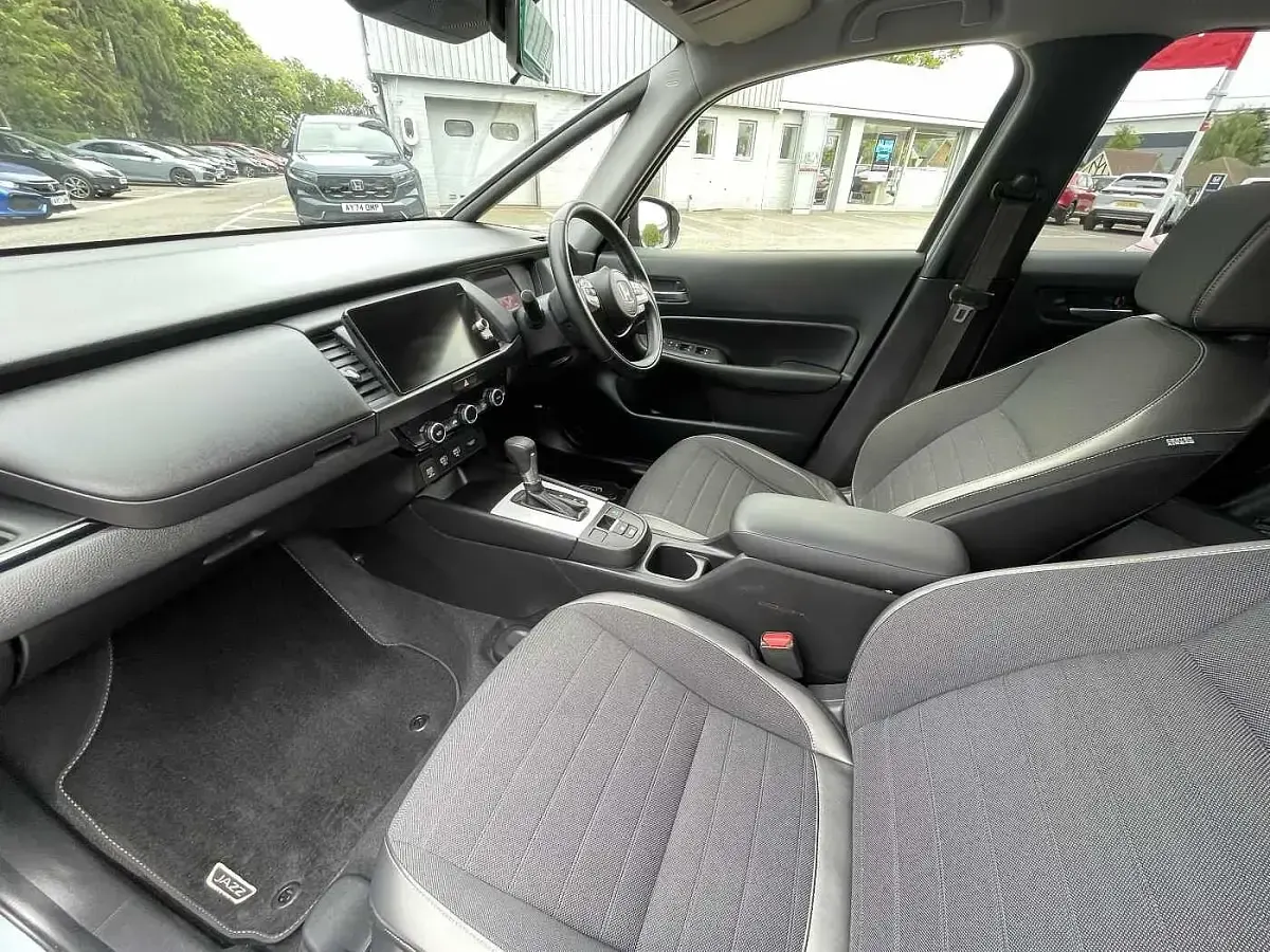 Used Honda Jazz Advance 122 HP (89 kW) 2023 Premium sunlight white Hatchback