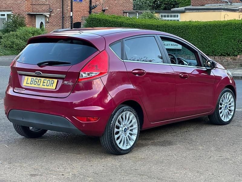 Usado Ford Fiesta Titanium 96 HP (70 kW) 2010 Vermelho Citadino