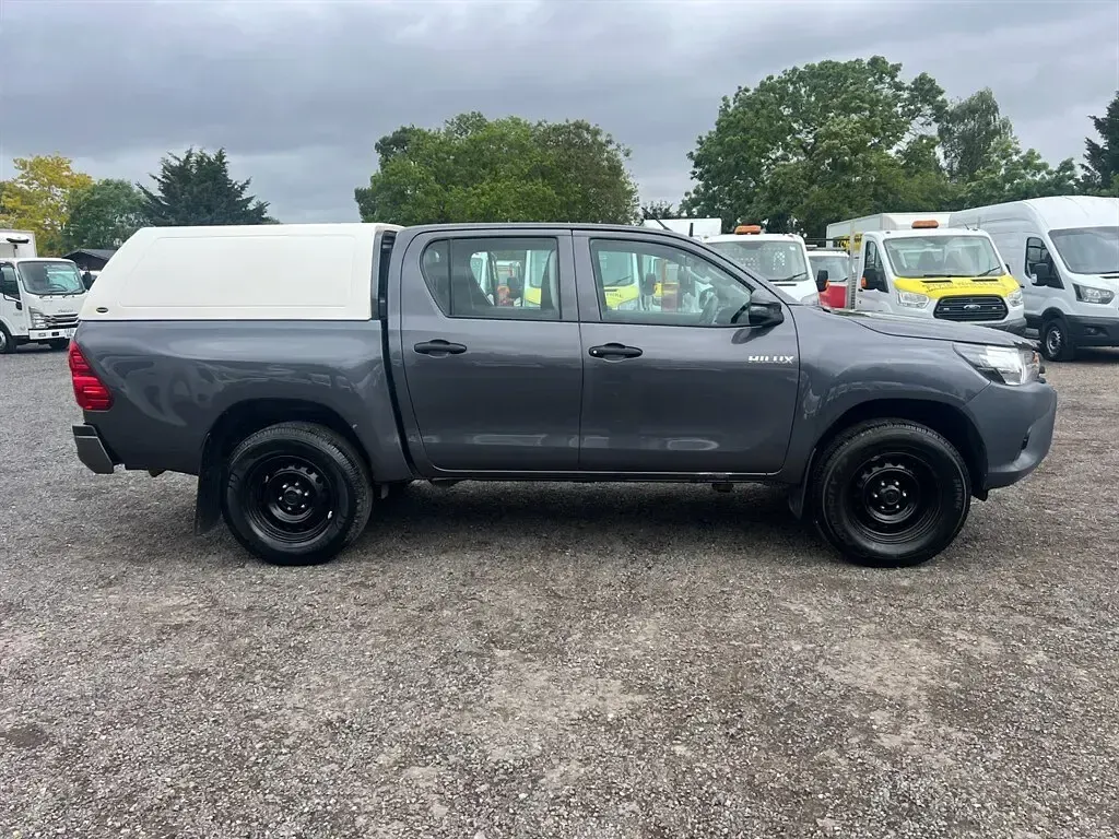 Käytetty Toyota HiLux Active 147 HP (108 kW) 2018 Harmaa Nouto