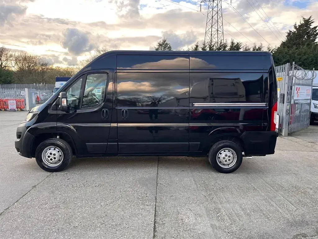 Begagnad Peugeot Boxer 130 HK (95 kW) 2019 Svart Van