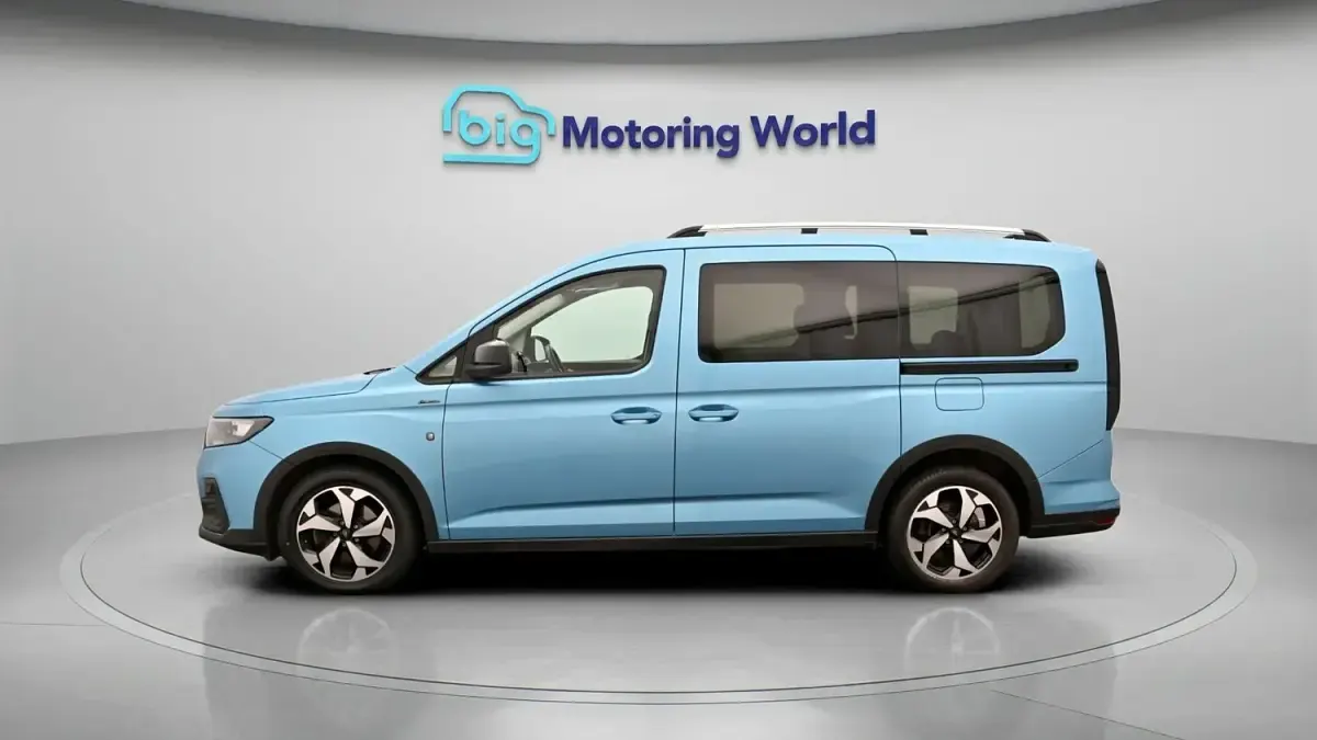 Used Ford Grand Tourneo Connect Active 122 HP (89 kW) 2023 Blue MPV