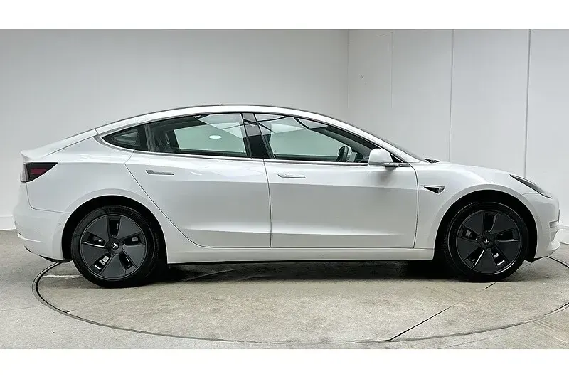 Used Tesla Model 3 Standard Range 239 kW (325 HP) 2019 White Sedan