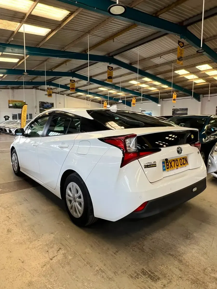 Used Toyota Prius 140 HP (102 kW) 2026 White Hatchback