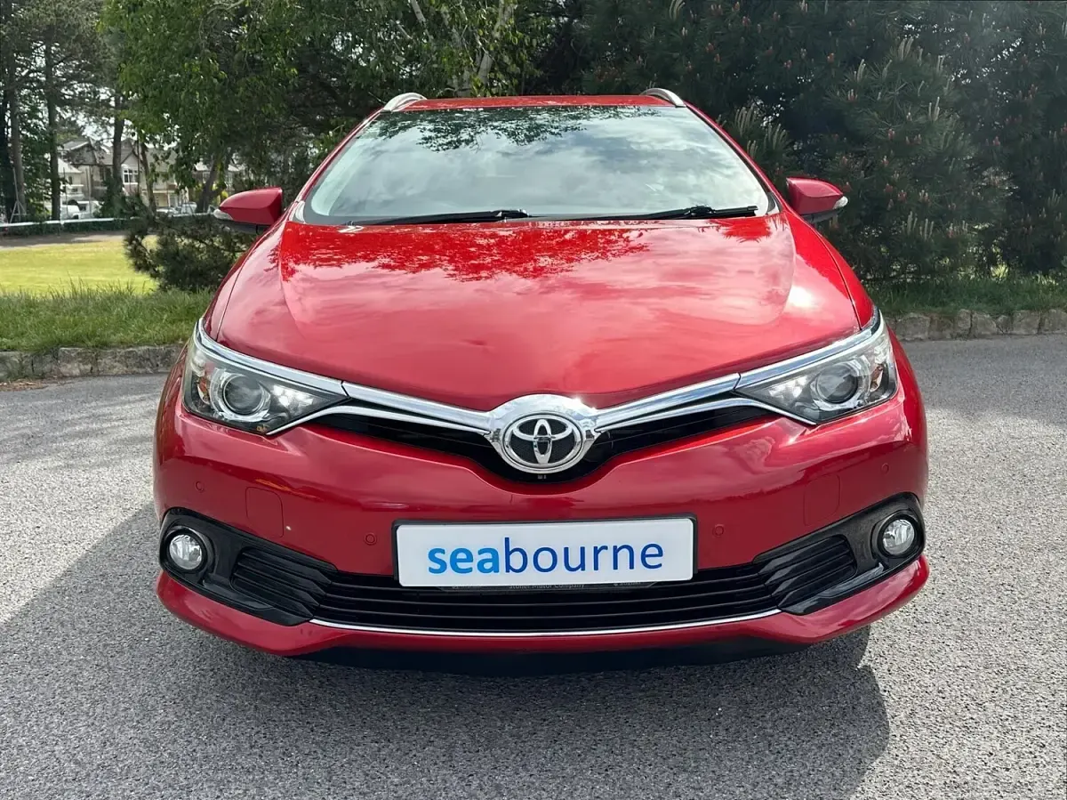 Used Toyota Auris Business Edition 116 HP (85 kW) 2016 Red Estate