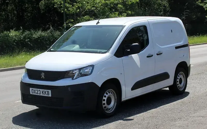 Begagnad Peugeot Partner Premium 131 HK (96 kW) 2023 Minibuss