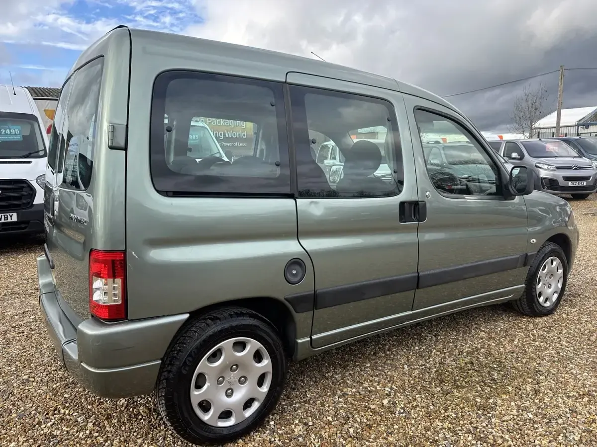 Used Peugeot Partner 2009 Green MPV