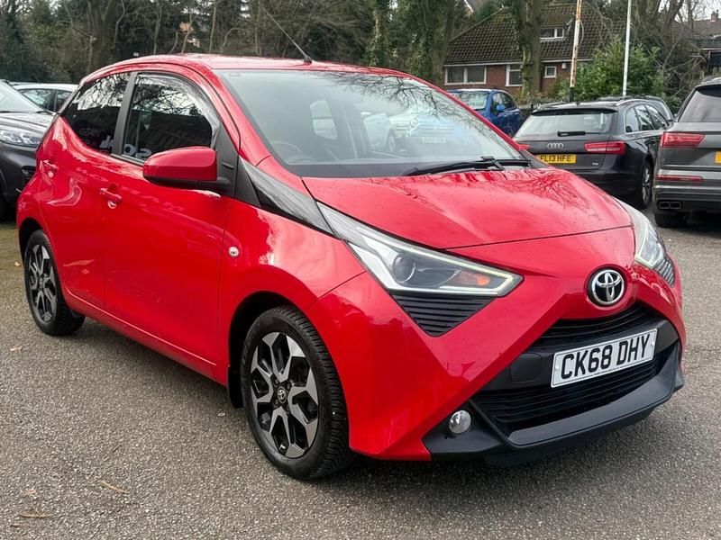 Begagnad Toyota Aygo X-plore 2018 Röd Halvkombi
