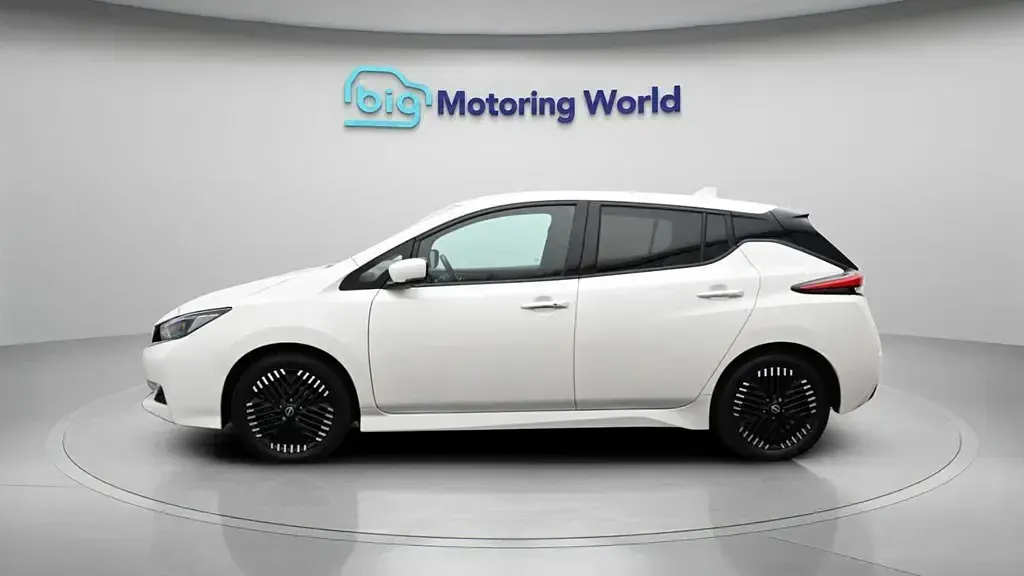 Begagnad Nissan Leaf N-Connecta 110 kW (150 HK) 2024 Halvkombi