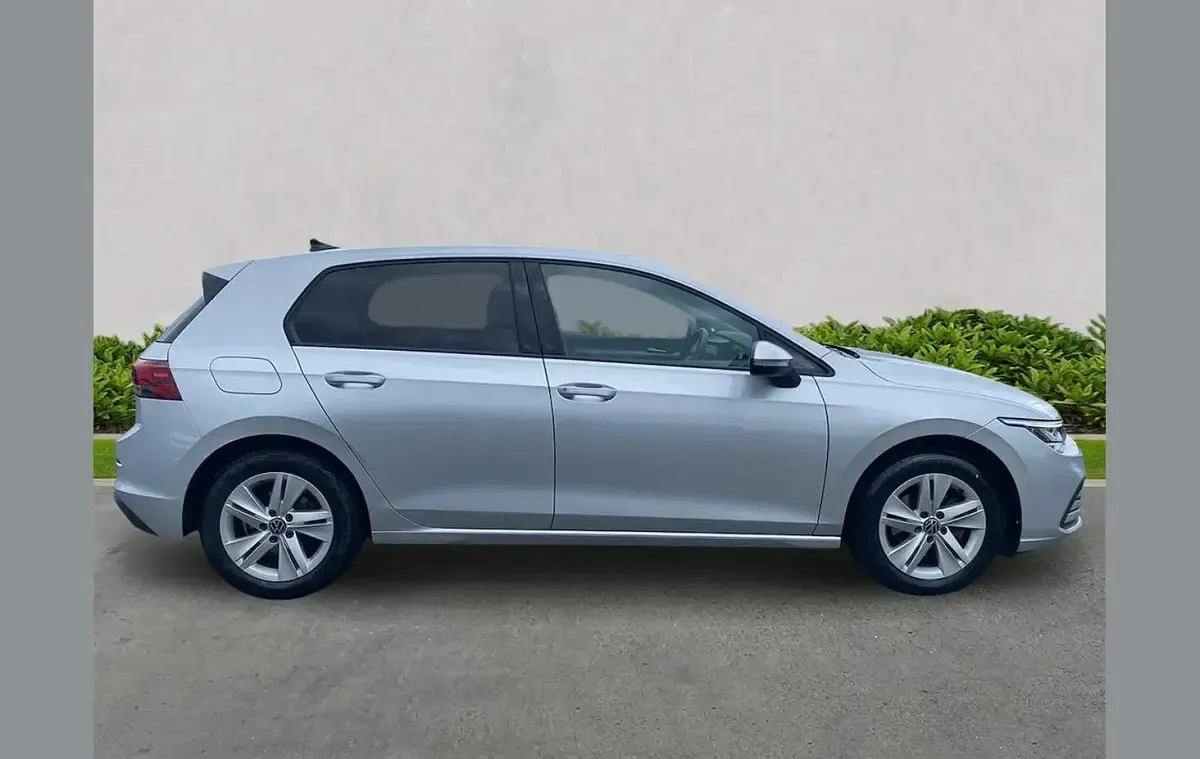 Begagnad VW Golf VIII Life 150 HK (110 kW) 2023 Silver Halvkombi