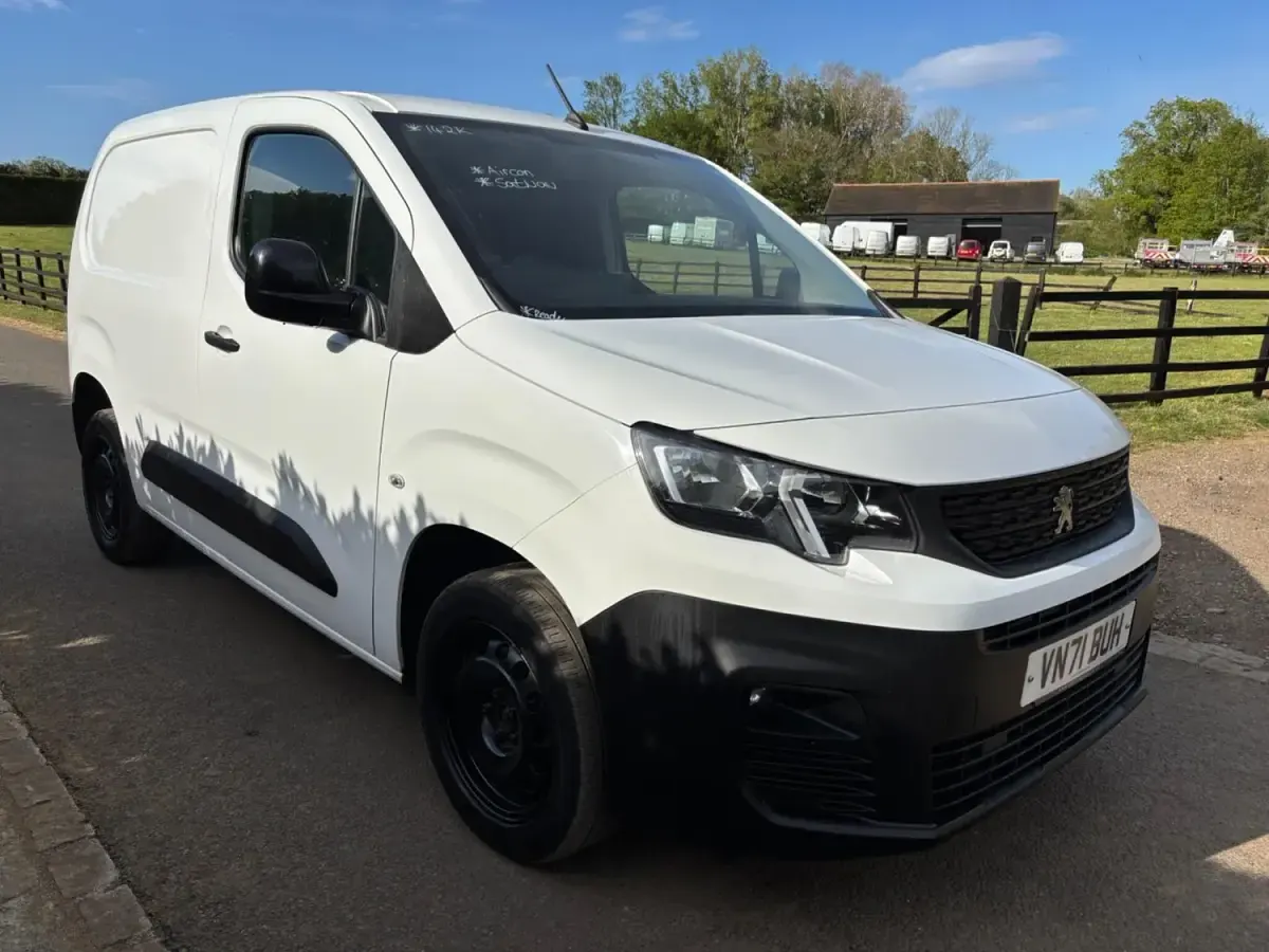 Usado Peugeot Partner 131 HP (96 kW) 2022 Branco Monovolume