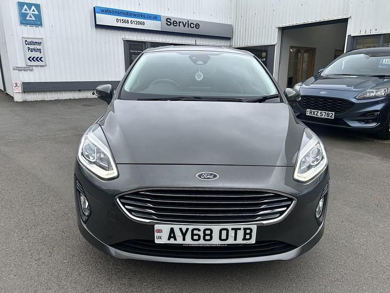 Begagnad Ford Fiesta Titanium 100 HK (73 kW) 2018 Grå Halvkombi
