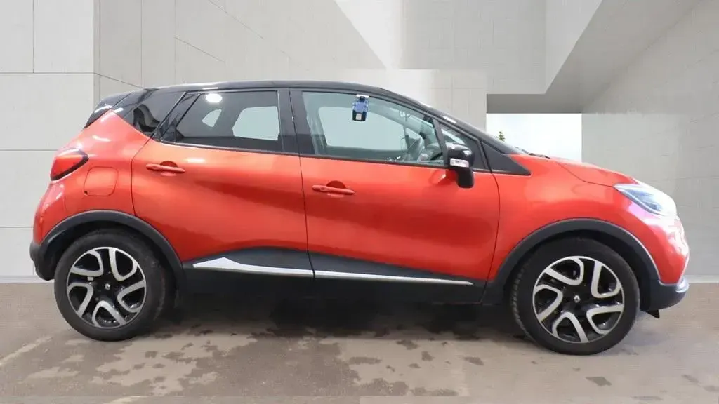 Used Renault Captur Signature 90 HP (66 kW) 2015 Red/black SUV