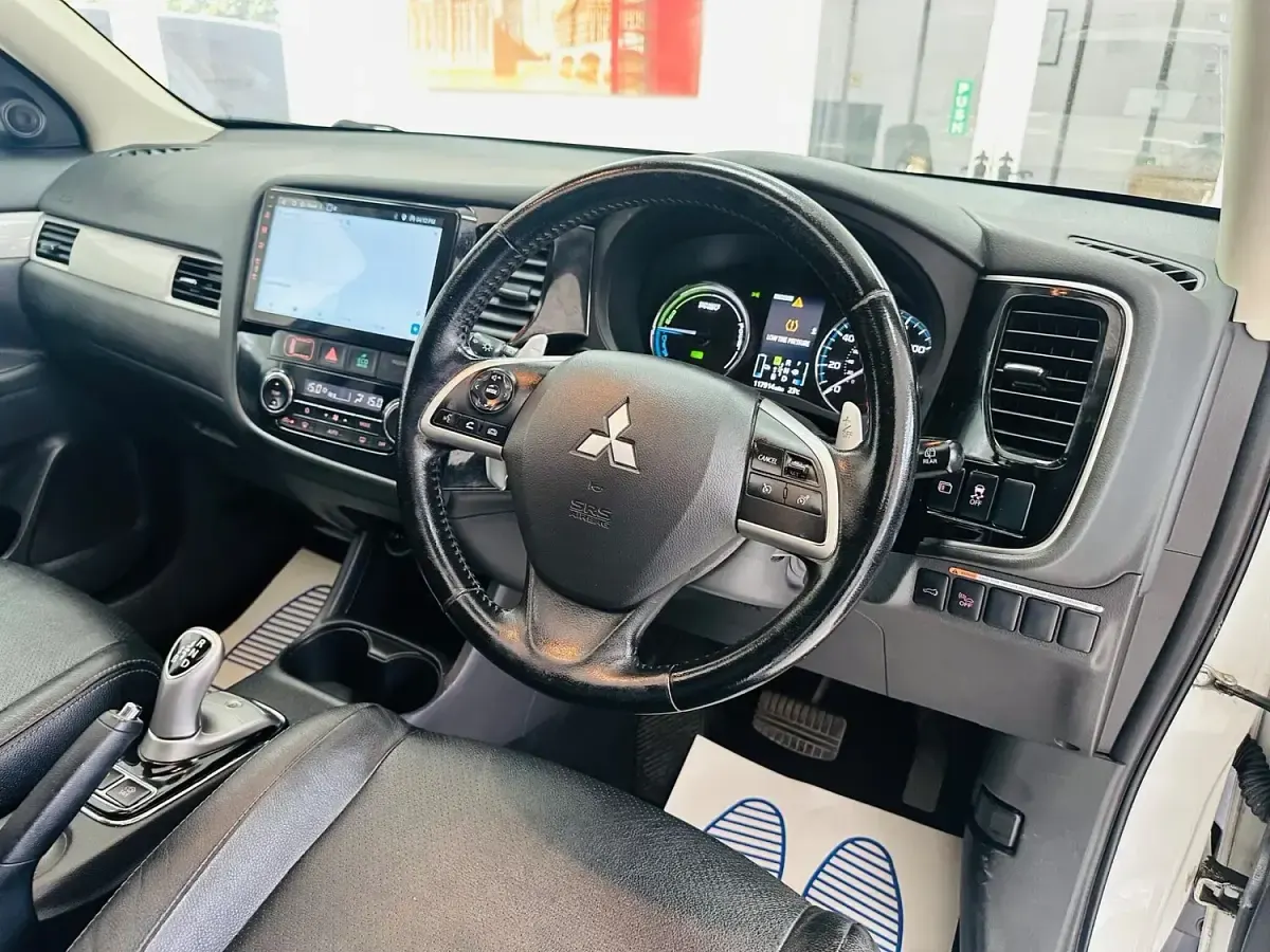 Used Mitsubishi Outlander P-HEV 2014 White Estate