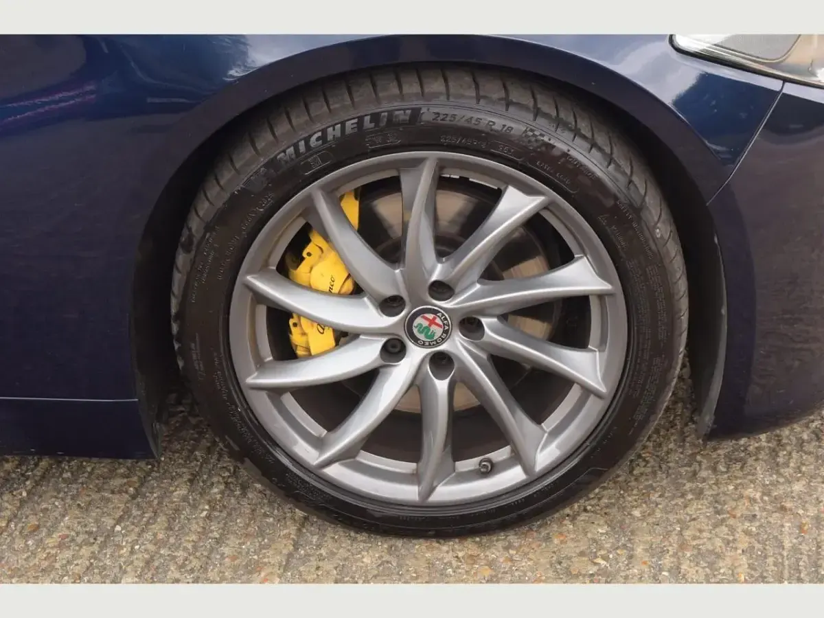 Used Alfa Romeo Giulia Veloce 276 HP (202 kW) 2017 Blue Sedan