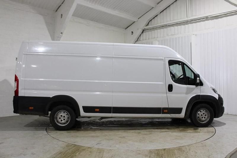 Used Vauxhall Movano 140 HP (102 kW) 2023 White MPV