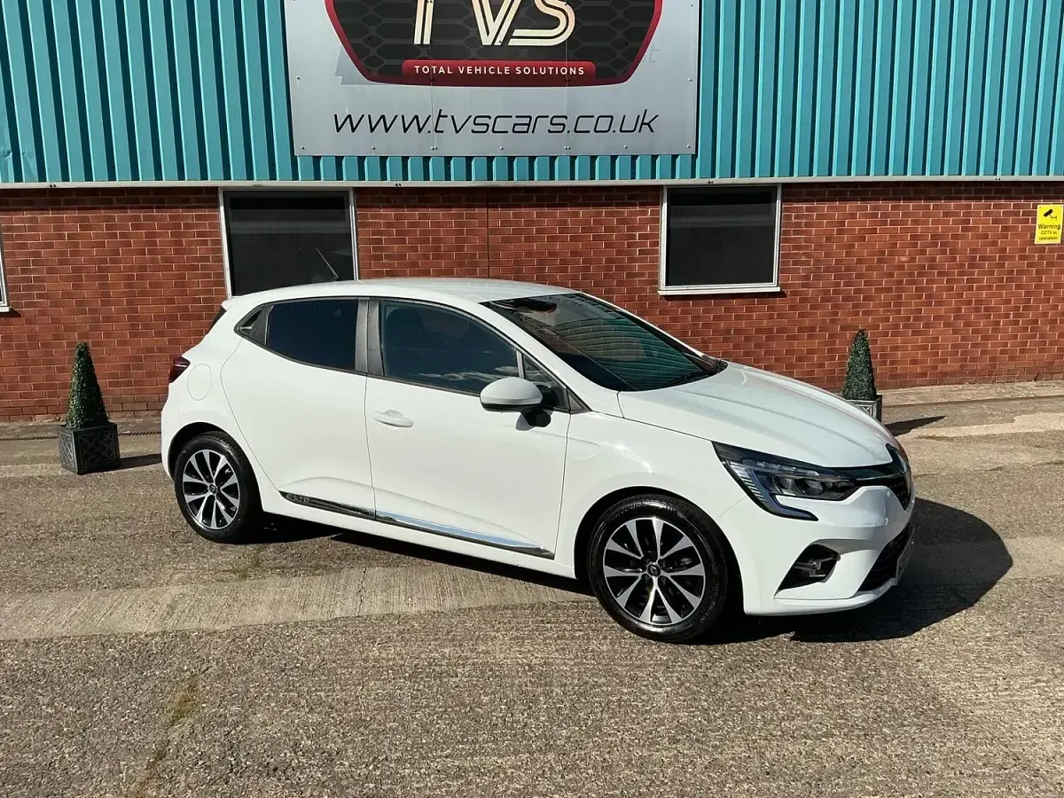 Used Renault Clio Iconic 100 HP (73 kW) 2019 White Hatchback