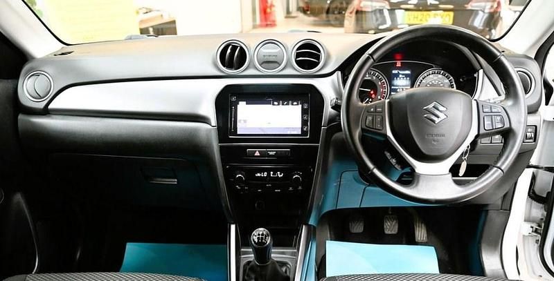 Used Suzuki Vitara SZ-T 111 HP (81 kW) 2019 White SUV