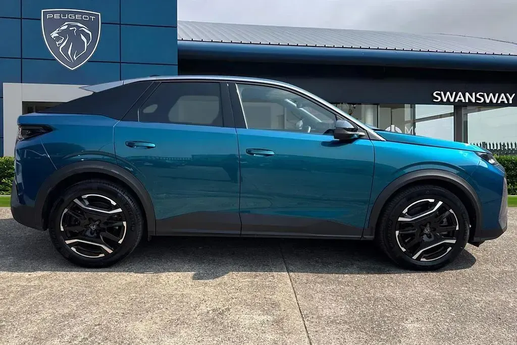 Used Peugeot e-3008 Allure 152 kW (207 HP) 2025 Blue SUV