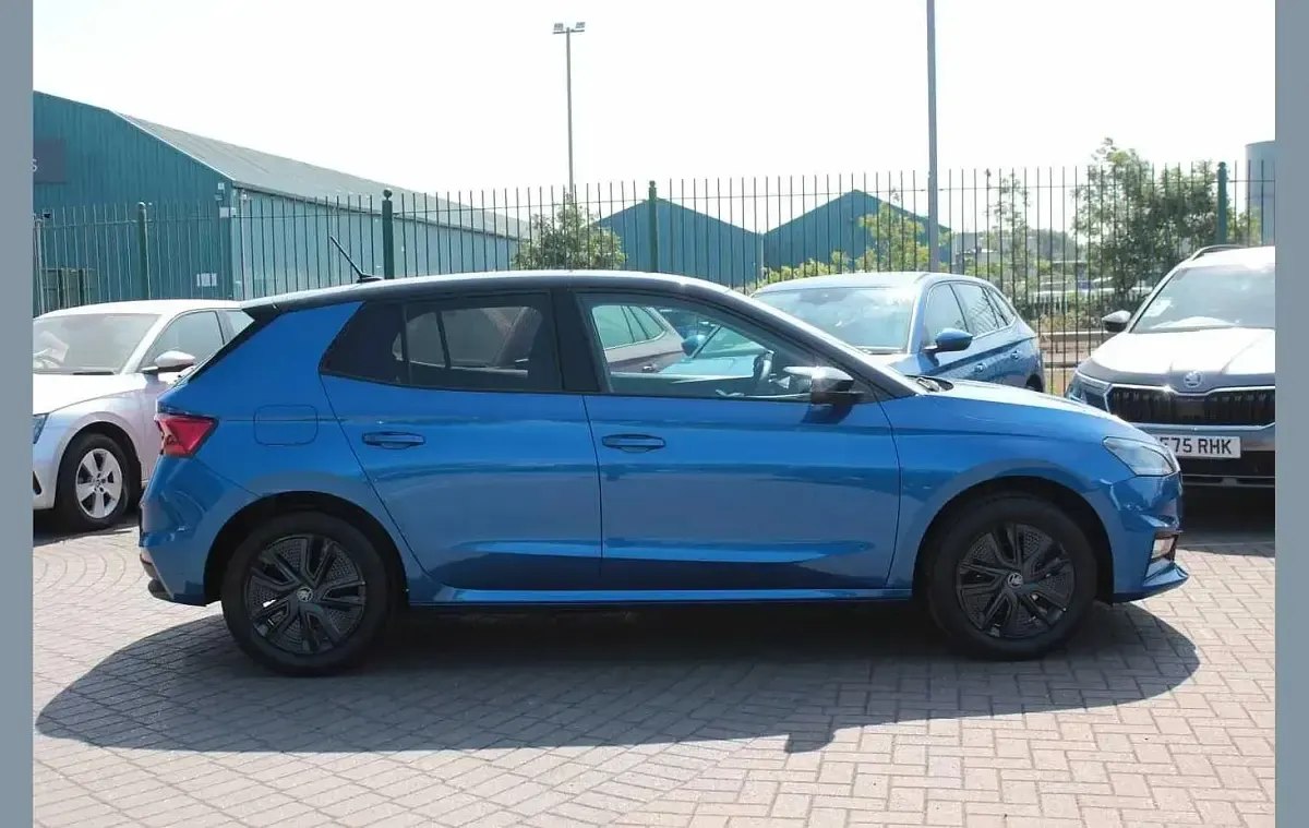 New Skoda Fabia Design Edition 79 HP (58 kW) 2026 Race blue metallic black magic pearl effect Hatchback