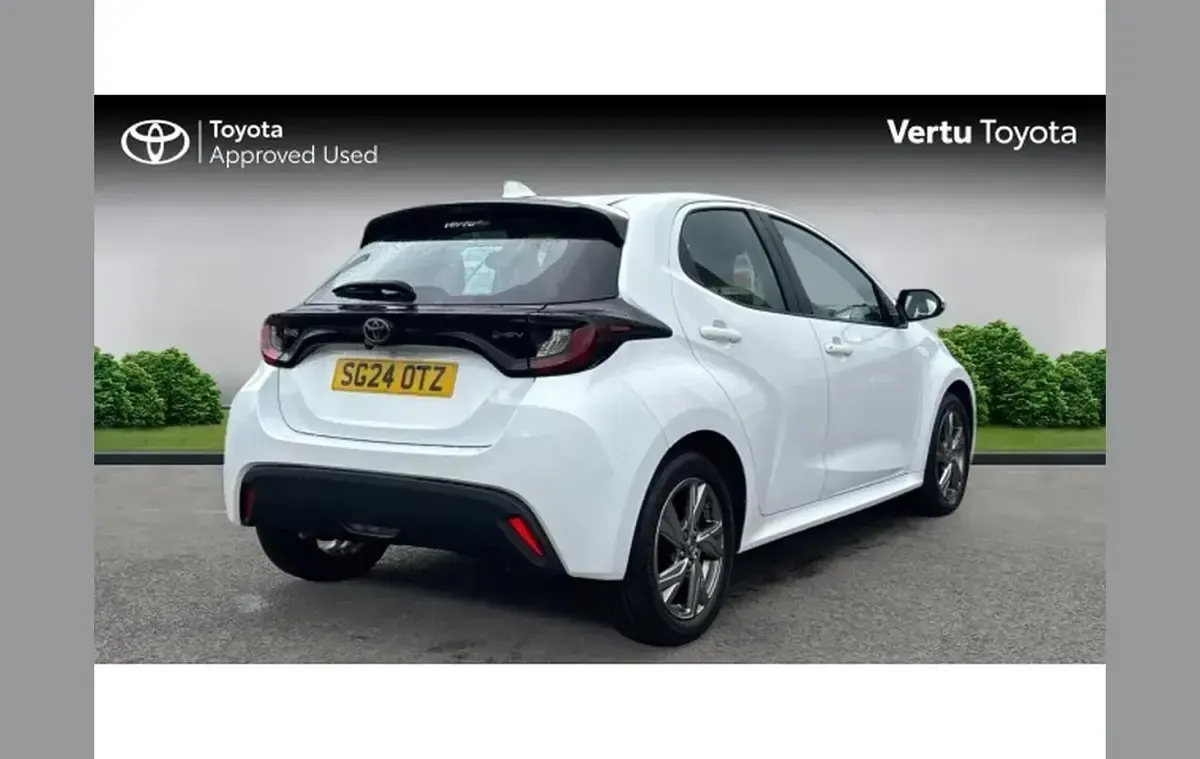Used Toyota Yaris 116 HP (85 kW) 2024 White Hatchback