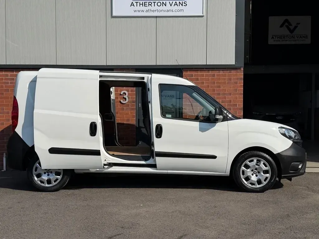 Used Fiat Doblò S 95 HP (69 kW) 2021 White MPV