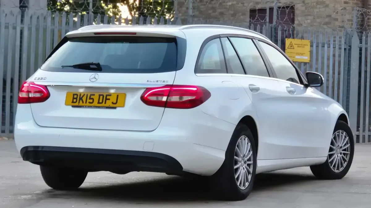 Used Mercedes C220 Executive 170 HP (125 kW) 2015 White Estate