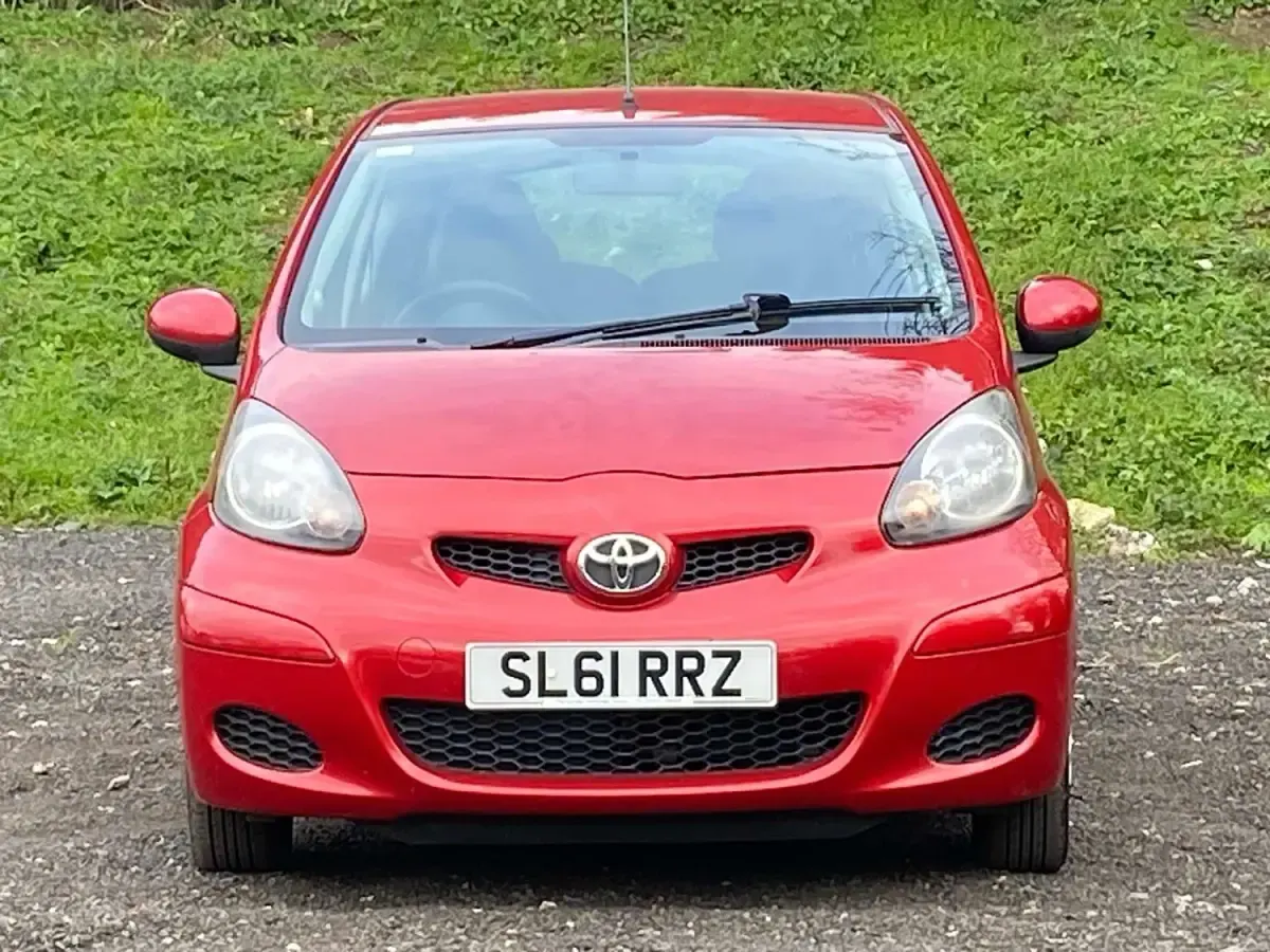 Usado Toyota Aygo 68 HP (50 kW) 2011 Vermelho Citadino