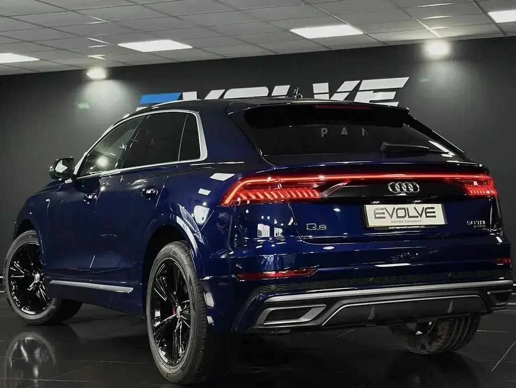 Używany Audi Q8 S-Line 286 KM (210 kW) 2019 Niebieski SUV
