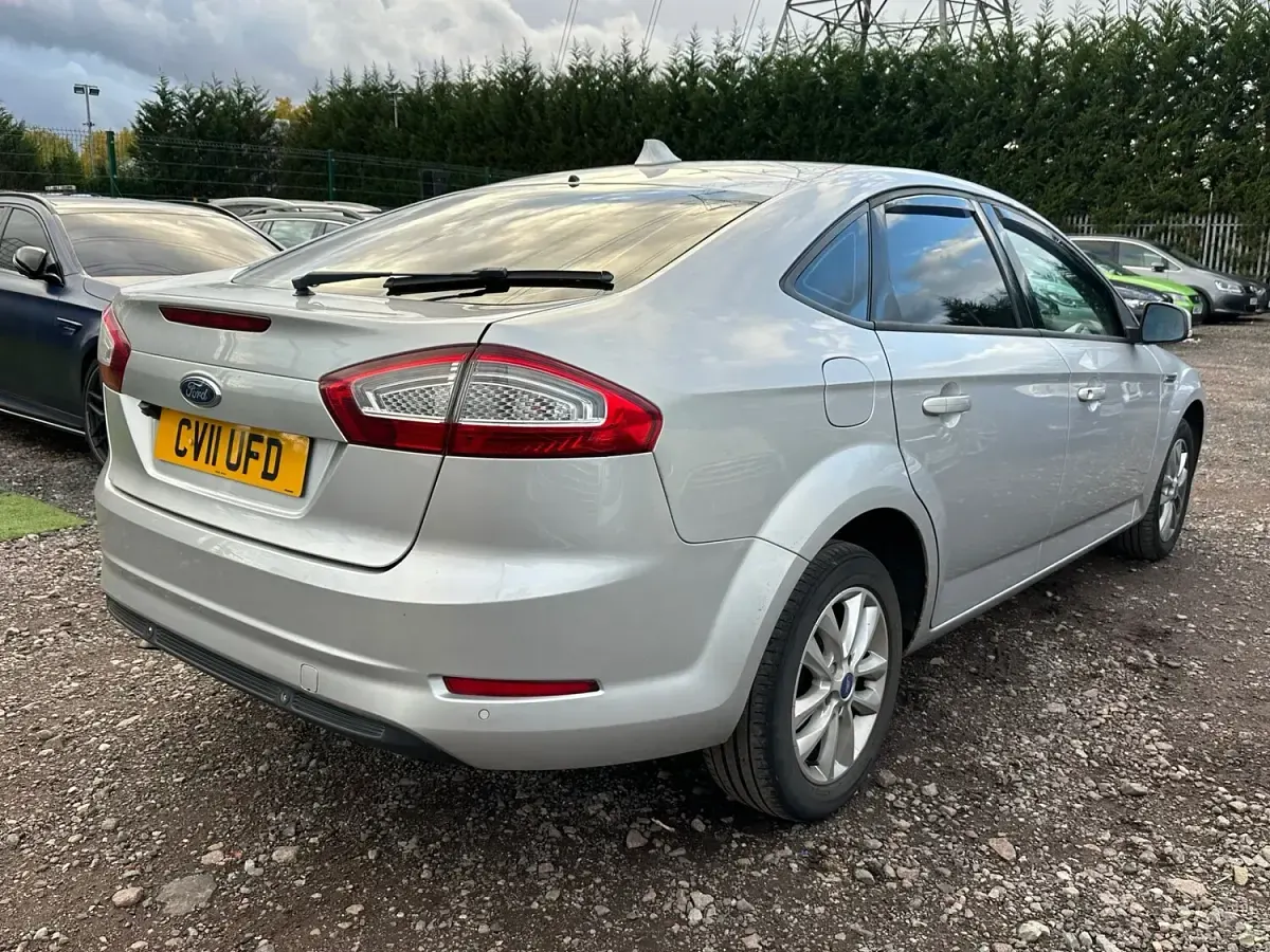 Used Ford Mondeo Zetec 145 HP (106 kW) 2011 Silver Hatchback