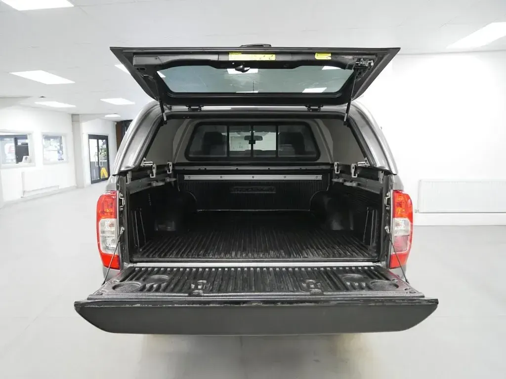 Used Nissan Navara Tekna 190 HP (139 kW) 2021 Grey Pickup