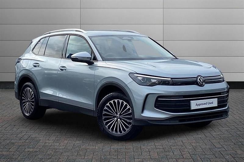 Oyster silver New 2025 VW Tiguan Match SUV | £33,395 (Super price) - Image 1/4