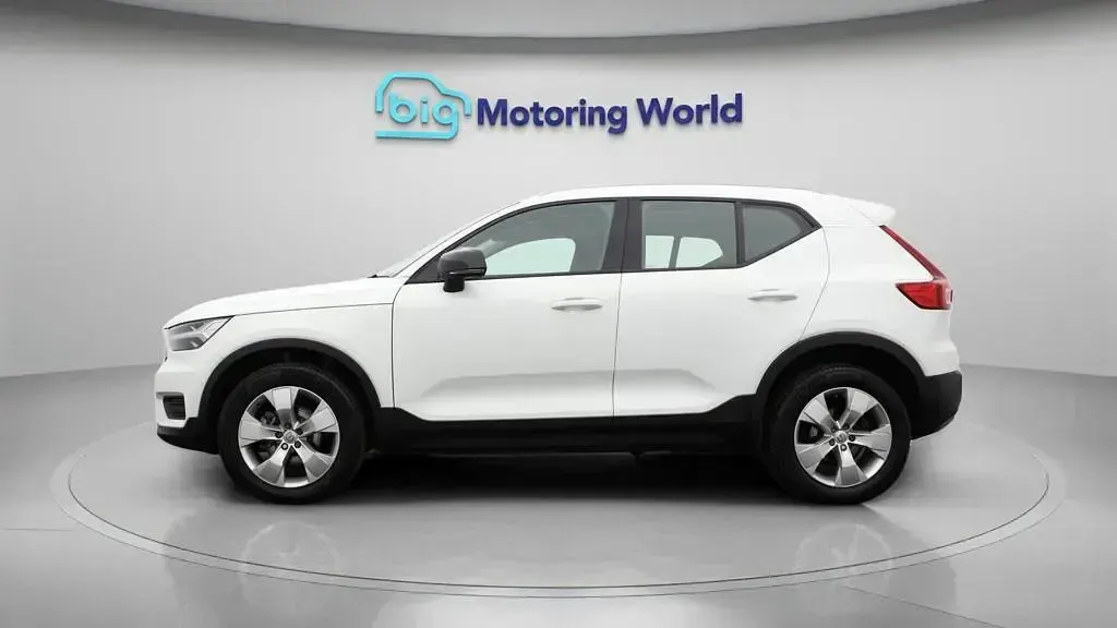 Used Volvo XC40 Momentum 163 HP (119 kW) 2022 White SUV