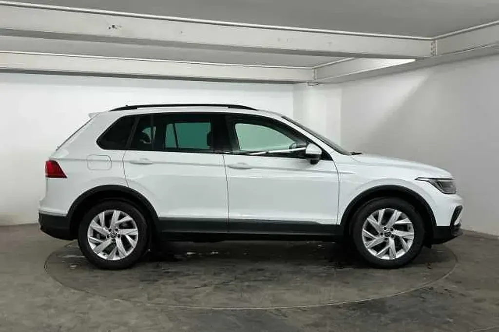 Używany VW Tiguan Life 150 KM (110 kW) 2023 Biały SUV