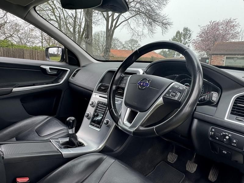 Used Volvo XC60 SE Lux 190 HP (139 kW) 2017 Gold SUV