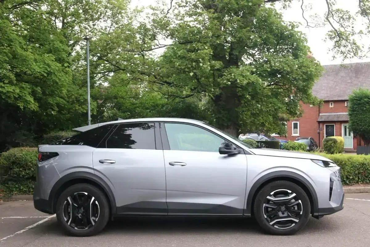 Used Peugeot e-3008 Allure 152 kW (207 HP) 2025 Grey SUV