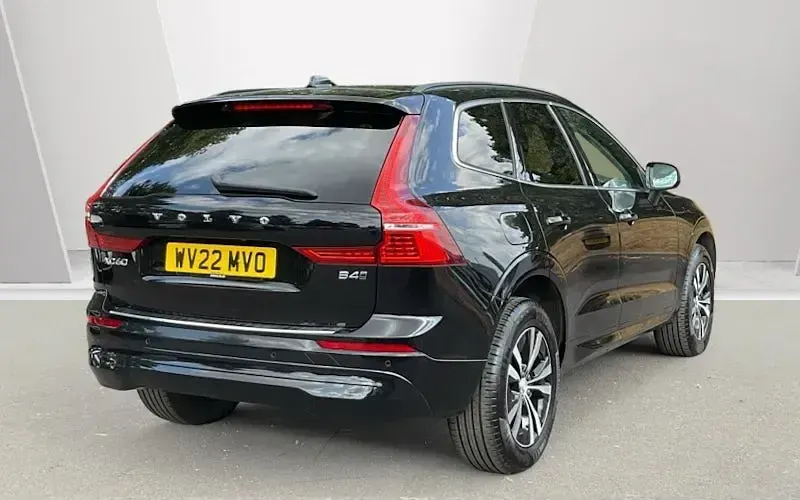 Used Volvo XC60 Momentum 197 HP (144 kW) 2021 Onyx black SUV