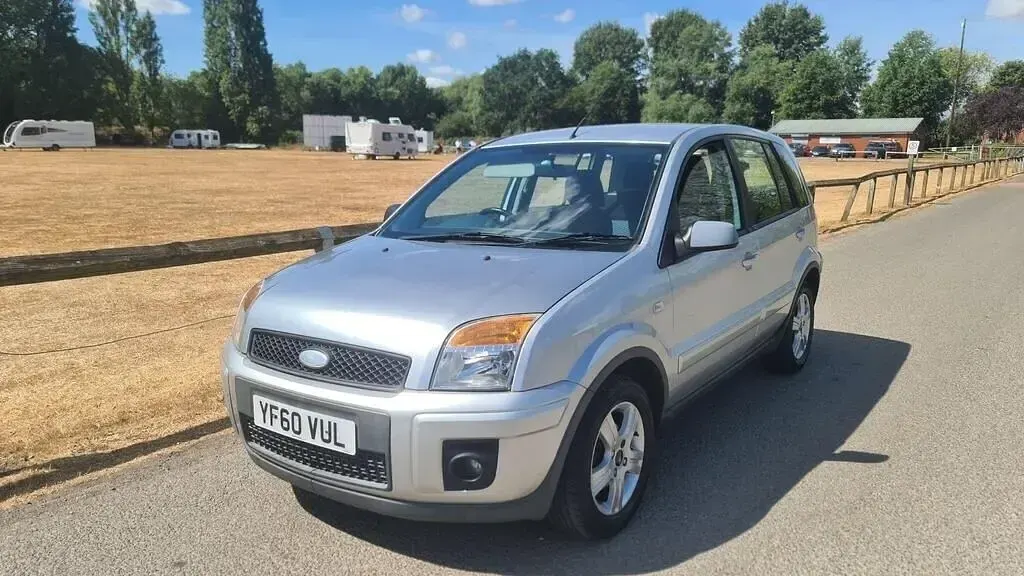 Used Ford Fusion Zetec 68 HP (50 kW) 2011 Silver Hatchback